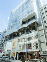 さらに直進すると、KIRARITO GINZA(キラリトギンザ)さんがあります。 EYS音楽教室銀座スタジオはキラリトギンザさんの6階にございます。 エスカレーターまたはエレベーターで6Fまでお越しください。