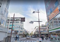 そのまま100メートルほど直進していただくと、呉服町通りと江川町通りのスクランブル交差点があります。<br>交差点左手にCROSS NINEビルがあります(1Fは宝石店)。